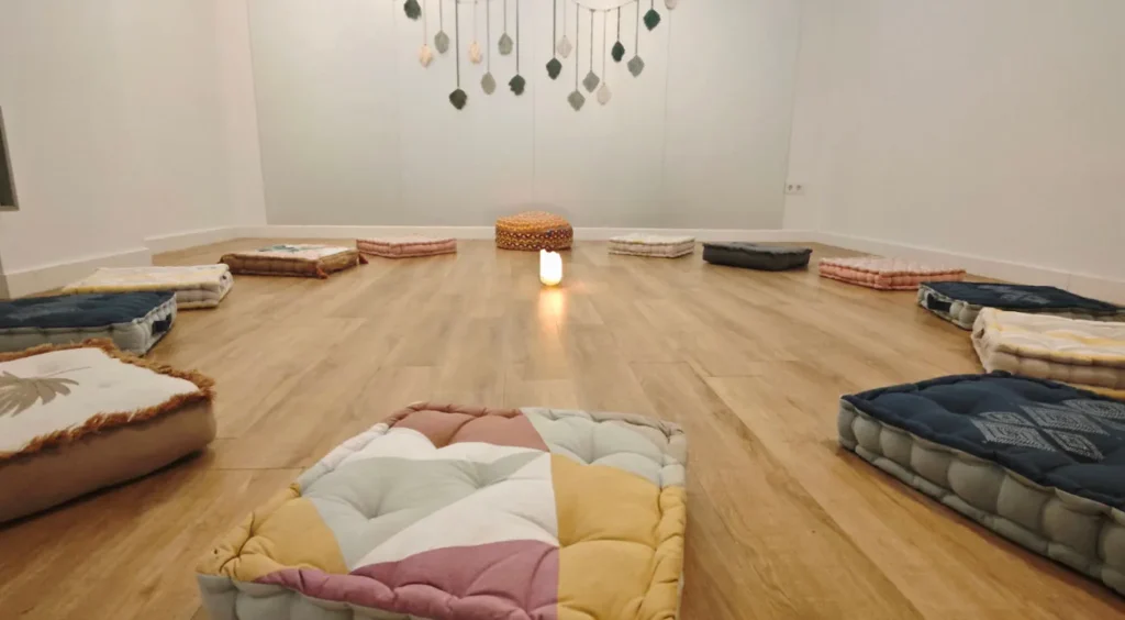 Sala de constelaciones con colchonetas y lámpara de luz sal