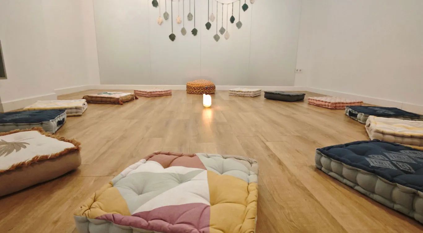 Sala de constelaciones con colchonetas y lámpara de luz sal
