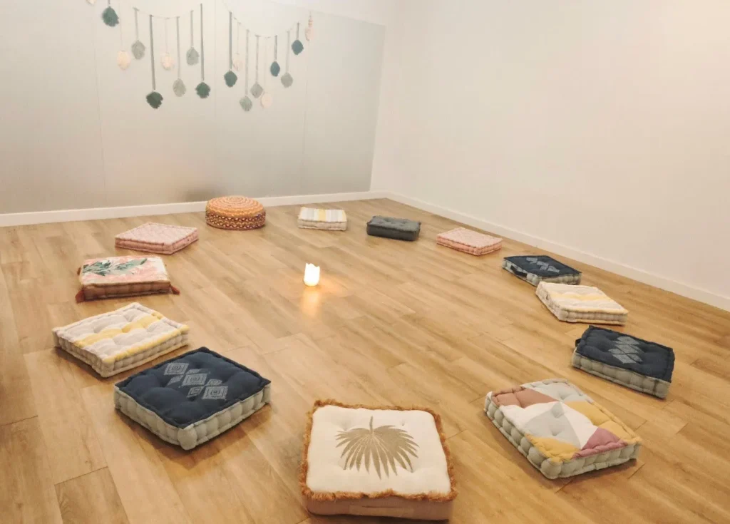 Sala de constelaciones con colchonetas y lámpara de luz sal