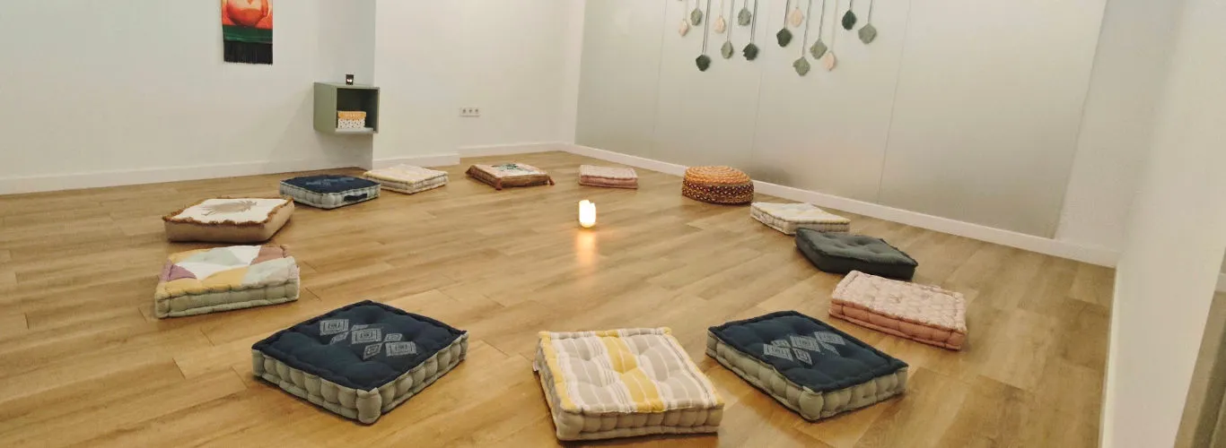 Sala de constelaciones con colchonetas y lámpara de luz sal