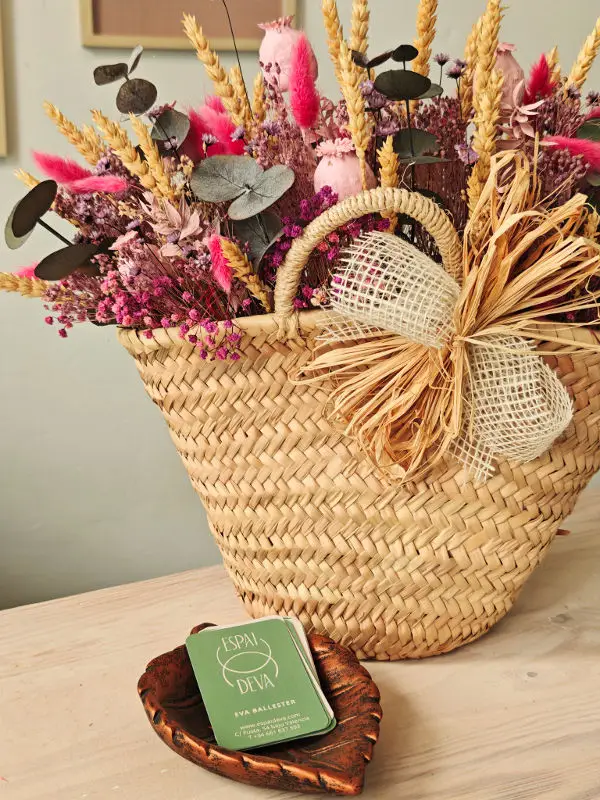 Ramo de flores y tarjetas de visita Espai Deva