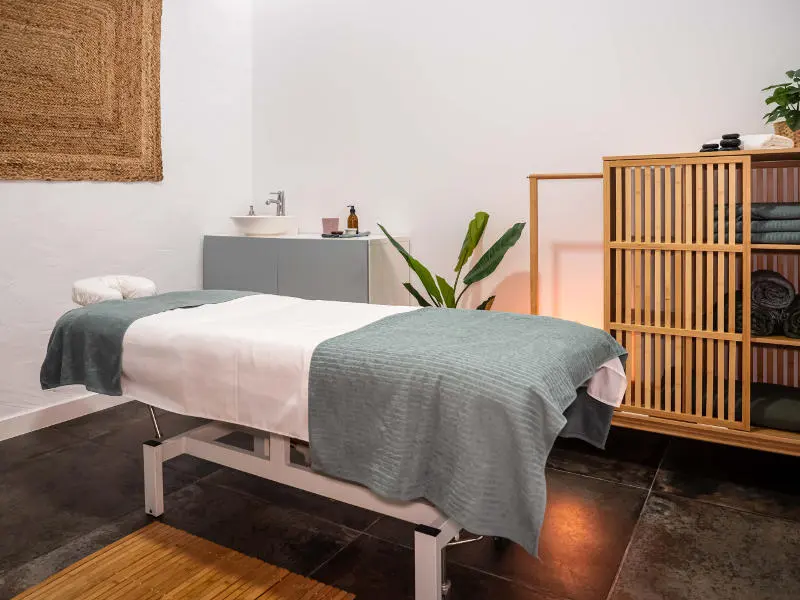 Sala de masaje Espai Deva con camilla