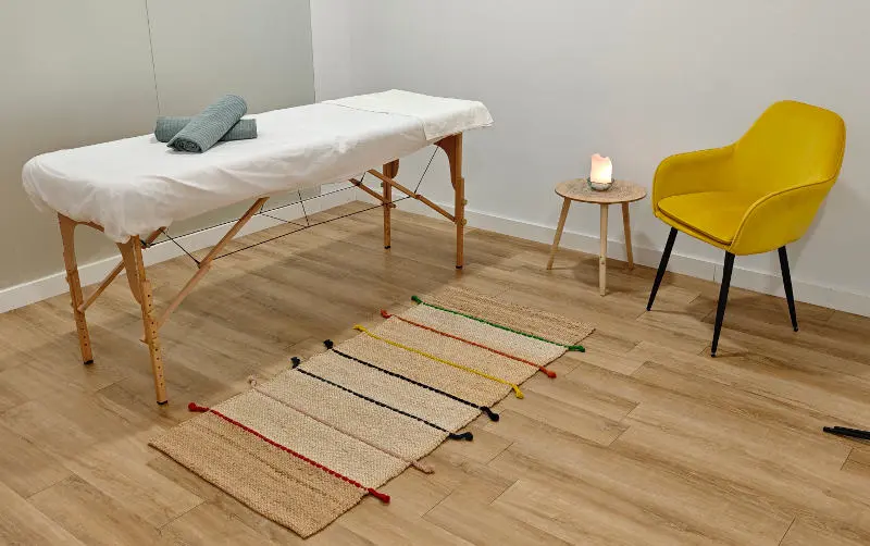 Sala de masaje Espai Deva con camilla y lampara