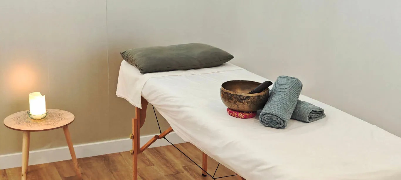Mesa camilla para masaje tibetano Espai Deva Valencia